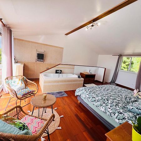 Апартаменты Chez Madame Fabienne Sainte-Suzanne Экстерьер фото